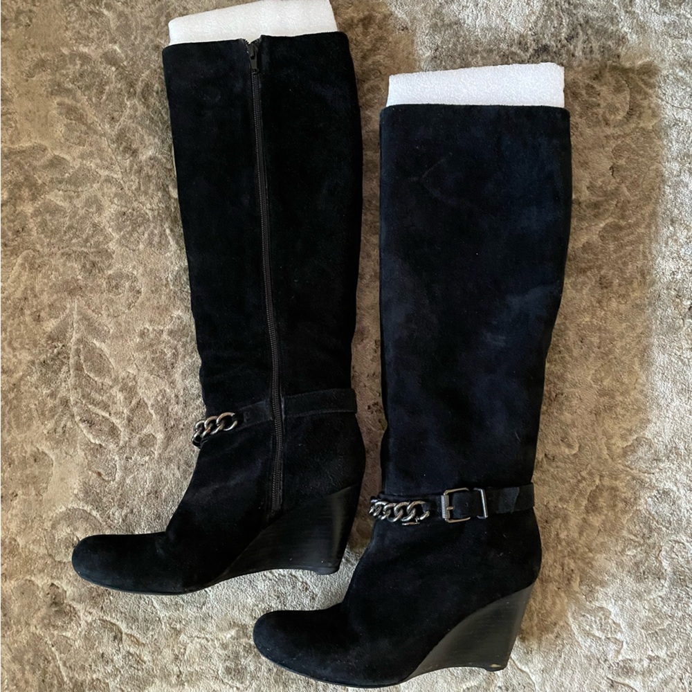 BCBGeneration black suede wedge boots sz 8 with zipper and decorative chain